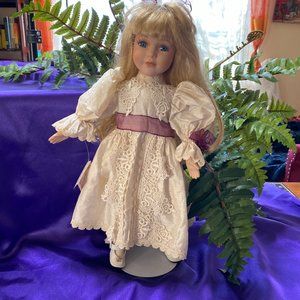 📌 GEORGIA VIENNA MEMORIES IN LACE DOLL ENGLISH HAND MADE 16" PORCELAIN